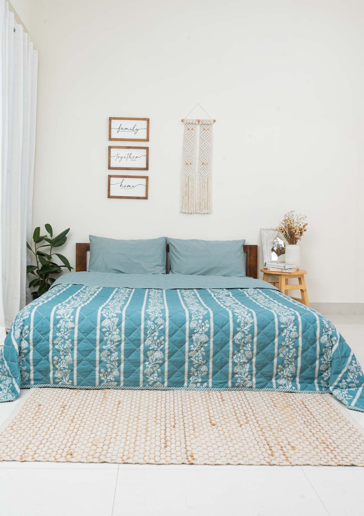 Quilt Reversibel Regal Affair bermotif bunga dan garis turquoise dengan sarung 100% katun - Turquoise