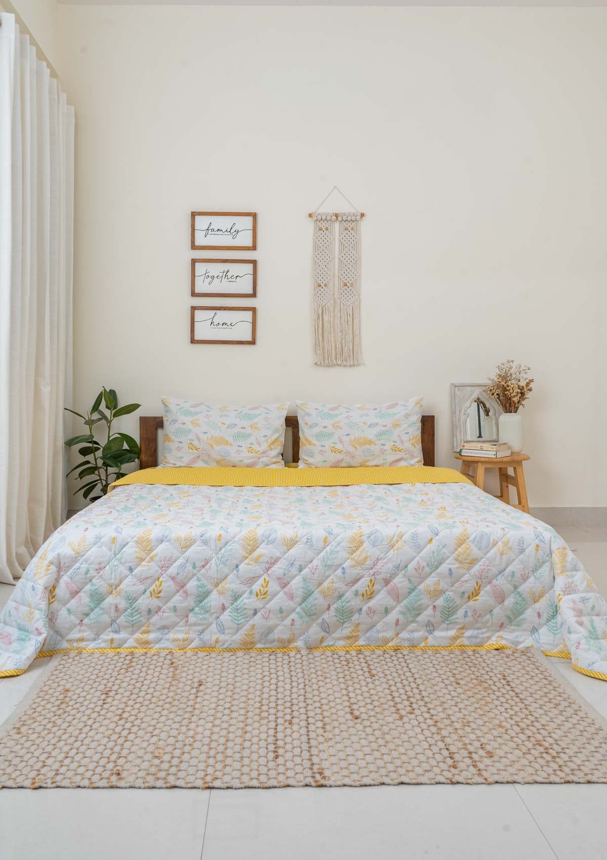 Quilt Reversibel Rustling Leaves Aneka Warna dan Garis Kuning dengan Sarung 100% Katun serta Sarung Bantal - Multicolor